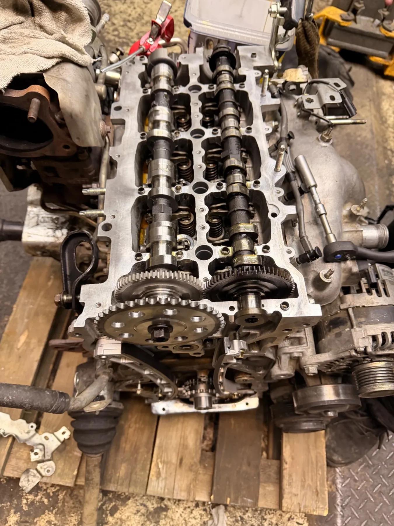 Odkrytý motor při opravě